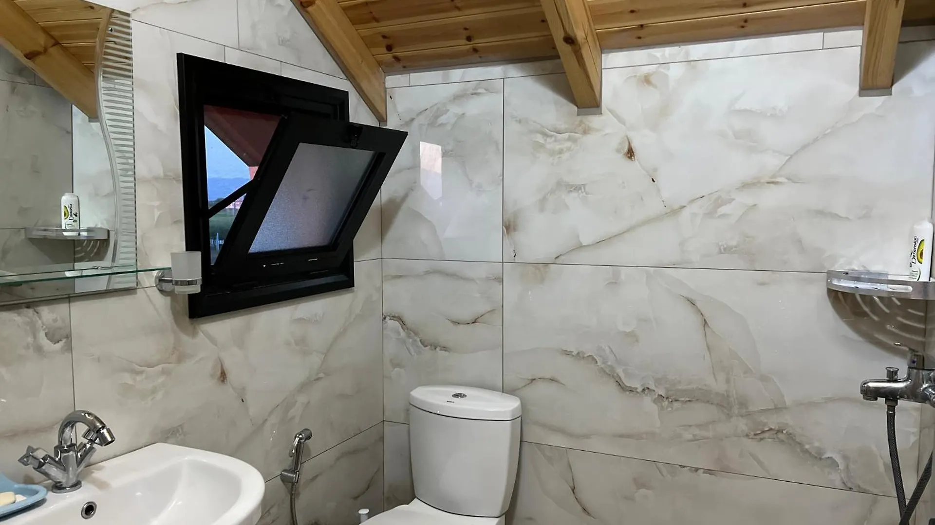 Lezhë Beni Rooms Tale 0*,